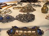 a table that has many different types of jewelry on it