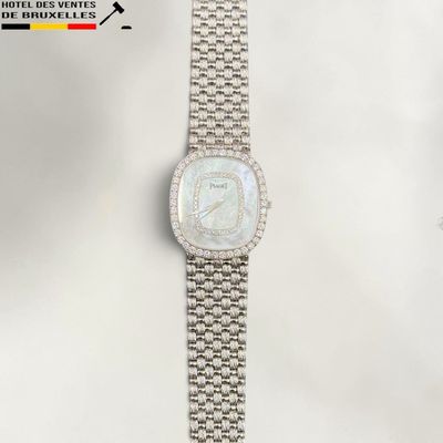 une image représentant une montre-bracelet pour femme dotée d'un cadran en nacre blanche