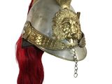 un casque doré avec des cheveux roux sur fond blanc