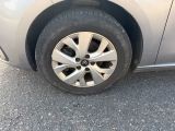 une voiture qui a un pneu crevé sur la route