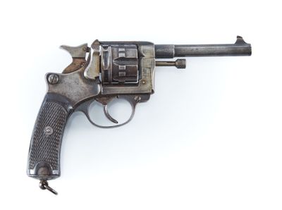 un vieux revolver avec un canon en métal sur fond blanc