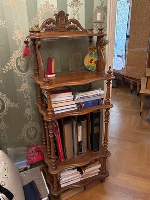 une bibliothèque dans un coin du salon