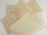 une pile de vieilles lettres posée sur une table blanche