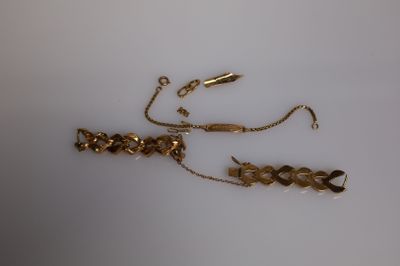 un bracelet en or et une chaîne en or sur un fond blanc