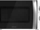 une image d'un four à micro-ondes sur fond blanc