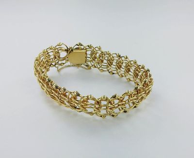 un bracelet en or composé d'un maillon et d'un fermoir