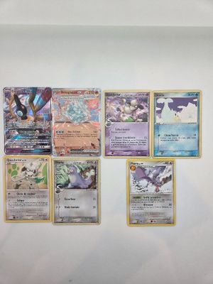 il y a beaucoup de cartes Pokémon accrochées au mur dans la pièce