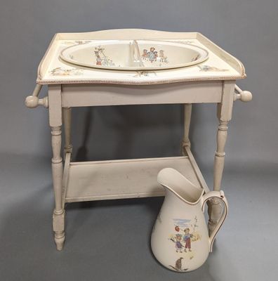 un évier blanc et une petite table sur laquelle est posé un pichet blanc