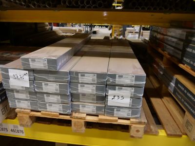 de nombreuses piles de cartons sur une palette dans un entrepôt