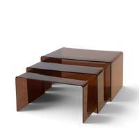 Suite de trois tables gigognes en plexiglass fumé.