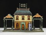 une figurine représentant une maison posée sur une table