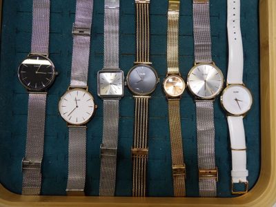 de nombreuses montres rangées dans un coffret