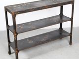 une vieille étagère en bois comportant trois tablettes