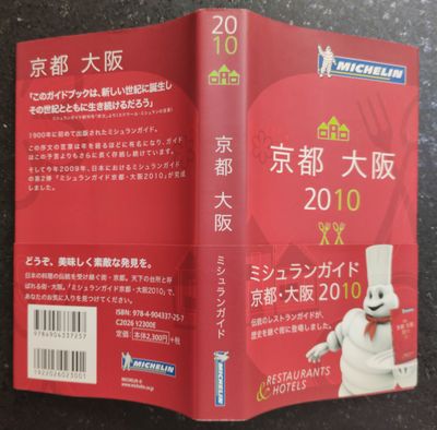 une couverture de livre sur laquelle figure la photo d'un chef coiffé d'une toque de chef