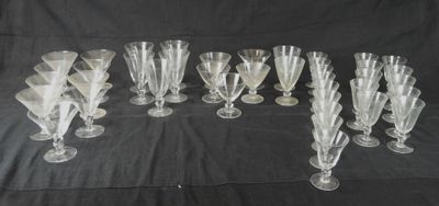 un grand nombre de verres à vin posés sur une table