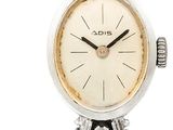 le reflet d'une horloge à la surface d'un plan d'eau