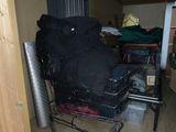 un caddie rempli de bagages dans un garage