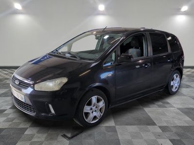 la photo d'une petite camionnette noire garée dans un garage