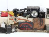 une pile de vieux appareils photo et d'autres objets posés sur une table
