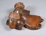 une paire de selles en cuir sur fond gris