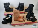 Plusieurs paires de bottes pour femmes sont exposées dans une boîte