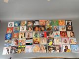 une photo d'une table sur laquelle sont posés de nombreux films