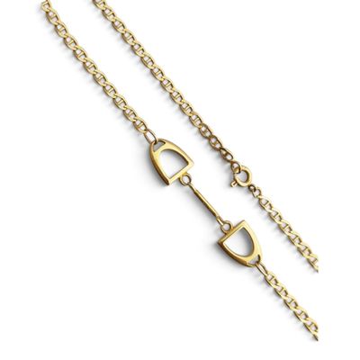 une paire de bracelets en chaîne en or sur fond blanc