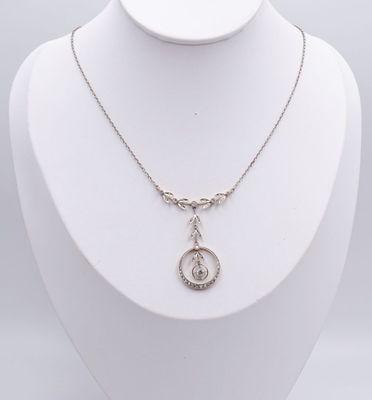 gros plan d'un collier sur un mannequin sur fond blanc