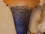 un vase et une figurine posés sur une table