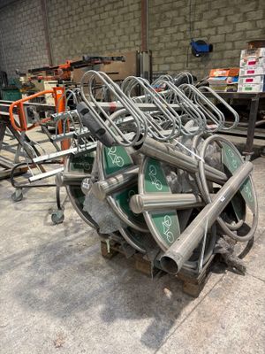 Un lot de racks à vélo avec panneaux.