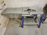 une table sur laquelle est posée une scie, dans une pièce