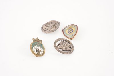 trois épingles ornées de motifs différents, posées sur une surface blanche