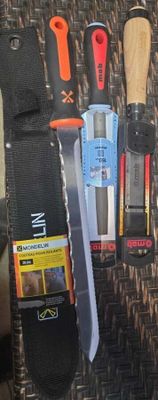 les nombreux types d'outils qui se trouvent sur la table
