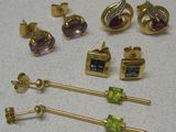 de nombreux types de boucles d'oreilles posées sur une table