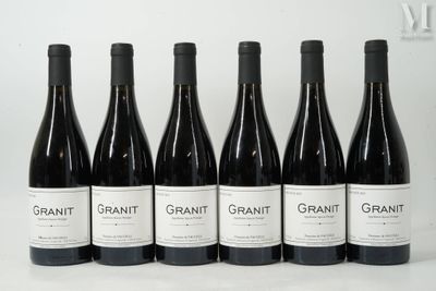 six bouteilles de vin sont alignées sur une table
