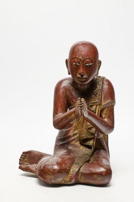 une image représentant la statue d'un homme assis par terre