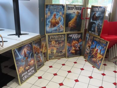beaucoup d'affiches de cinéma par terre dans une pièce