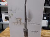 le carton d'un aspirateur posé sur une table dans un magasin