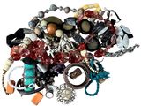 une pile de bijoux assortis sur une surface blanche