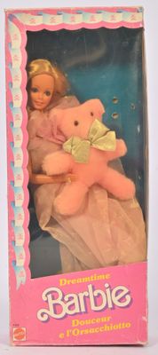 poupée Barbie tenant un ours en peluche rose dans une boîte rose