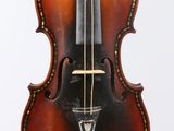 un vieux violon dont l'archet pend au niveau du manche