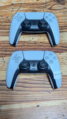 deux manettes de jeux vidéo posées sur une table