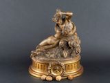 une statue de femme assise sur une table