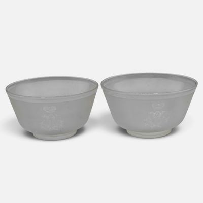 une paire de bols gris ornés de motifs blancs, posés sur un fond blanc