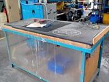 une table avec un plateau en verre dans une usine