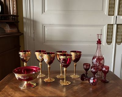 plusieurs verres à vin et un vase posés sur une table