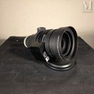 une image représentant l'objectif d'un appareil photo posé sur une table