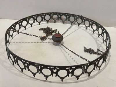 une grande table ronde entourée d'une chaîne