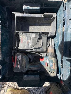 une boîte à outils contenant des outils et une paire de chaussures