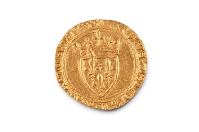 Gros plan sur une pièce d'or ornée d'une couronne